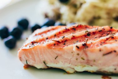 Izgara somon dilimi yakın