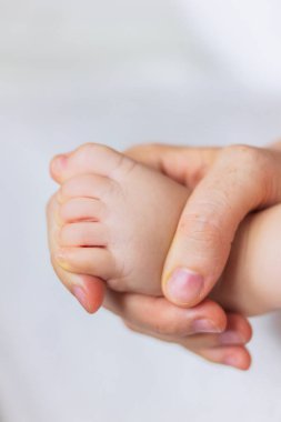 Annenin elinde bebek ayak