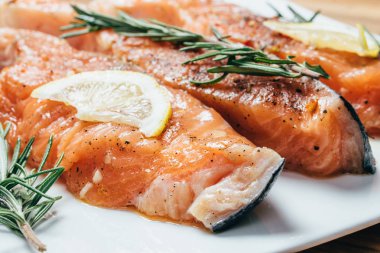 Biberiye Biber timus ve tuz ahşap kesme tahtası üzerinde çiğ somon fileto. yakın çekim