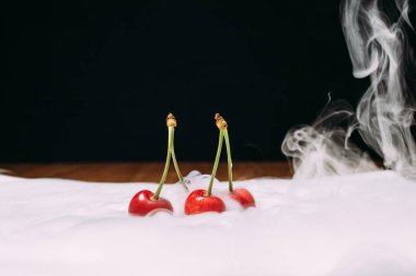 beyaz bir tabak ve soars buzda taze kiraz bırakır. yakın çekim