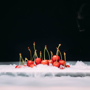 Taze kiraz bir siyah arka plan ve soar üzerinde Ice yalan. yakın çekim