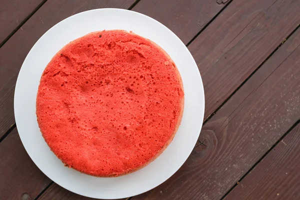 ahşap arka plan üzerinde beyaz bir plaka üzerinde kırmızı bisküvi ayakta. büyük plan, üstten görünüm. kopya alanı