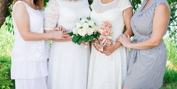Close Bride Bridesmaids Segurando Flores Fechar — Fotografia de Stock