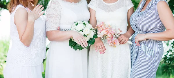 Close Bride Bridesmaids Segurando Flores Fechar — Fotografia de Stock