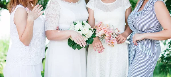 Primer Plano Novia Las Damas Honor Sosteniendo Flores Cerca —  Fotos de Stock