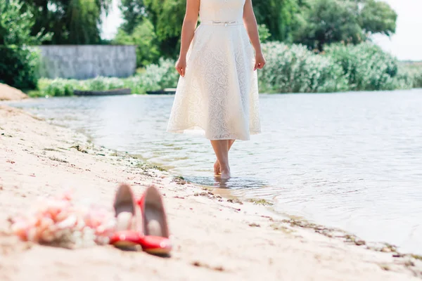 Bela Noiva Andando Praia Sapatos Primeiro Plano Foco Seletivo Fechar — Fotografia de Stock