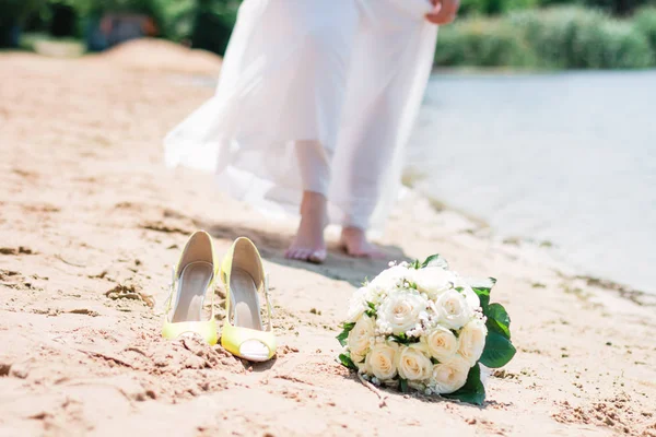 Bela Noiva Andando Praia Sapatos Primeiro Plano Foco Seletivo Fechar — Fotografia de Stock