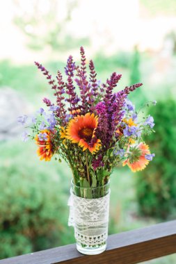 --Dan farklı yaz kır çiçekleri buketi. Yakın çekim. gün ışığı