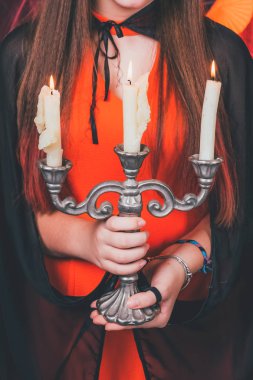 Kabaklar ve oda içinde sihirli ışıklar ile halloween cadı. Büyücülük sahne sanat tasarım Cadılar Bayramı partisi sanat tasarım. ellerinde mumlar. Yakın çekim