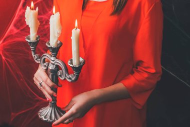 Kabaklar ve oda içinde sihirli ışıklar ile halloween cadı. Büyücülük sahne sanat tasarım Cadılar Bayramı partisi sanat tasarım. ellerinde mumlar. Yakın çekim