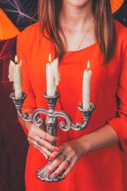 Kabaklar ve oda içinde sihirli ışıklar ile halloween cadı. Büyücülük sahne sanat tasarım Cadılar Bayramı partisi sanat tasarım. ellerinde mumlar. Yakın çekim