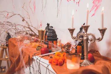 Cadılar Bayramı oyuncaklar ve fenerler, hayaletler, kağıt yarasalar ve withes, kumaş ve süpürge büyük hayalet çerçevelerle gibi el sanatları ortak oturma odası kanepe ve şömine ile süslenmiş. metni kopyalayın. kopya alanı.