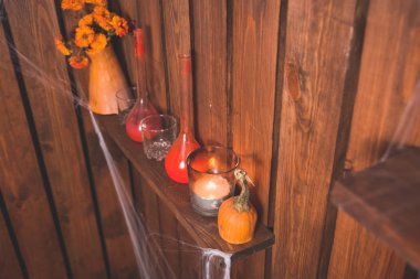 Cadılar Bayramı oyuncaklar ve fenerler, hayaletler, kağıt yarasalar ve withes, kumaş ve süpürge büyük hayalet çerçevelerle gibi el sanatları ortak oturma odası kanepe ve şömine ile süslenmiş. metni kopyalayın. kopya alanı.