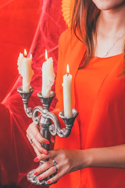 Kabaklar ve oda içinde sihirli ışıklar ile halloween cadı. Büyücülük sahne sanat tasarım Cadılar Bayramı partisi sanat tasarım. ellerinde mumlar. Yakın çekim