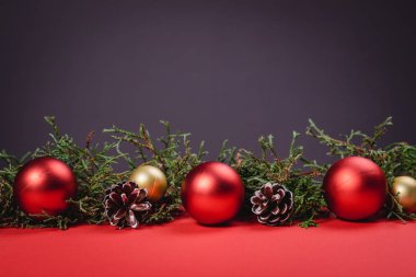 Noel ve yeni yıl tatilleri. arka plan. Kopya alanı ile Noel kartı. Şık marka mockup senin sanat görüntülemek için. Şirin vintage yılbaşı yeni yıl hediyeleri kırmızı zemin üzerine alay et. Yakın çekim