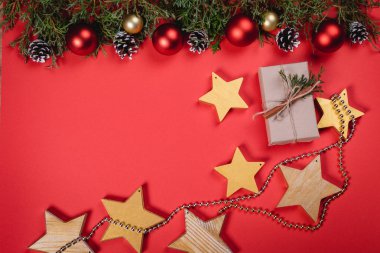 Noel ve yeni yıl tatilleri. arka plan. Kopya alanı ile Noel kartı. Şık marka mockup senin sanat görüntülemek için. Şirin vintage yılbaşı yeni yıl hediyeleri kırmızı zemin üzerine alay et. Yakın çekim