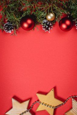 Noel ve yeni yıl tatilleri. arka plan. Kopya alanı ile Noel kartı. Şık marka mockup senin sanat görüntülemek için. Şirin vintage yılbaşı yeni yıl hediyeleri kırmızı zemin üzerine alay et. Yakın çekim