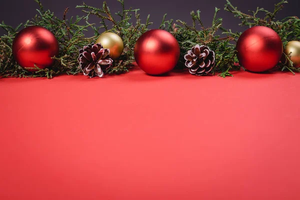 Noel ve yeni yıl tatilleri. arka plan. Kopya alanı ile Noel kartı. Şık marka mockup senin sanat görüntülemek için. Şirin vintage yılbaşı yeni yıl hediyeleri kırmızı zemin üzerine alay et. Yakın çekim