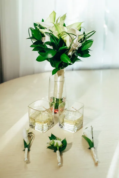 Boutonnieres, glasses of whiskey, bridal bouquet — Stock Photo, Image