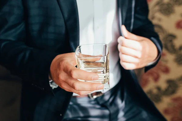 Ženich má sklenici whisky — Stock fotografie