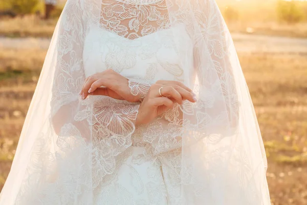 Bela noiva cobriu-se de véu. Fechar — Fotografia de Stock