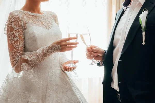 Hermoso vestido de novia. hermosos recién casados sosteniendo copas de champán —  Fotos de Stock