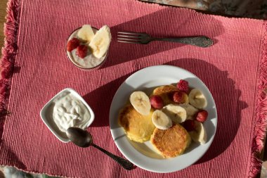 Tatlı. Cheesecake Kahvaltı. Çilekli muz tatlısı.