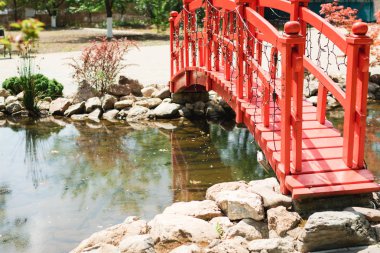 bahçe dekoru, kırmızı köprü