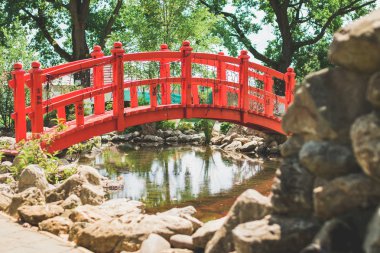 bahçe dekoru, kırmızı köprü