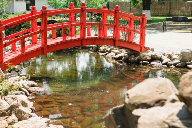 bahçe dekoru, kırmızı köprü. bahçede güzel gölet.