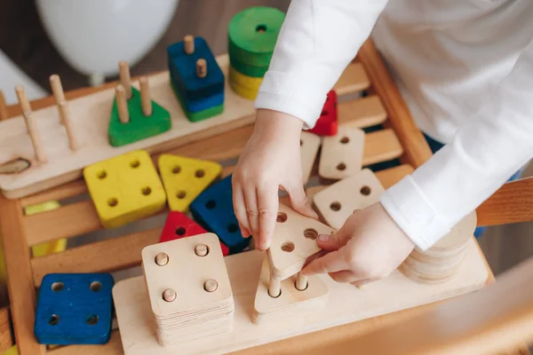 Barn innehar pedagogiska leksaker Stockbild