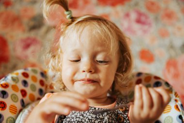 şirin bebek kız mutfak yemek yeme