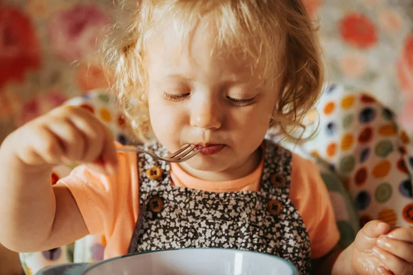 Mignonne Bébé Fille Manger Nourriture Sur Cuisine — Photo