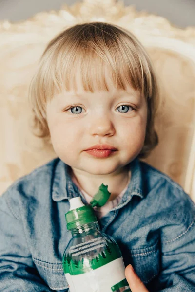 Schattige Babymeisje Met Fles Mineraalwater — Stockfoto