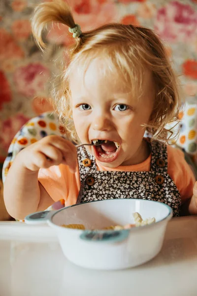 Aranyos Kislány Étkezés Konyha — Stock Fotó