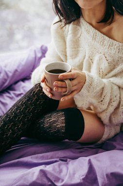 pencerenin yanında otururken sabah çay içme genç esmer kadın 