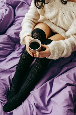 Sabahları çay içme genç esmer kadın 