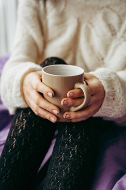 Sabahları çay içme genç esmer kadın 