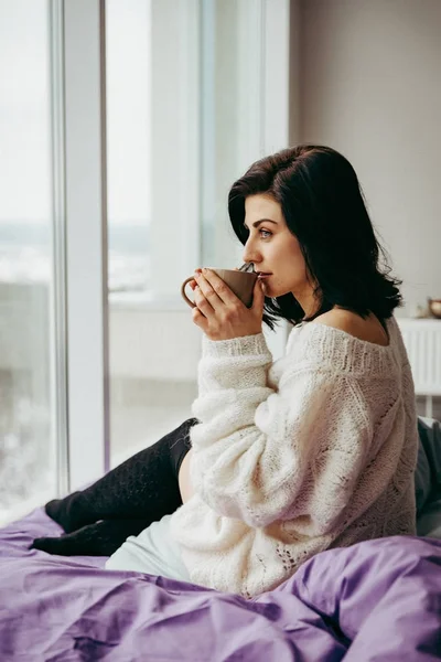 Jeune Femme Brune Buvant Thé Matin Tout Étant Assis Près — Photo