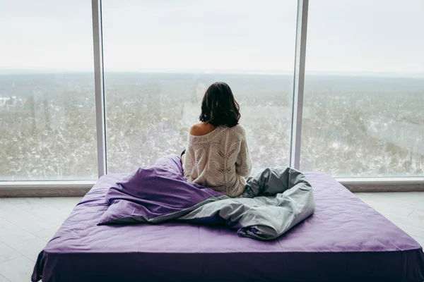 Jovem Morena Mulher Acordando Lado Janela — Fotografia de Stock