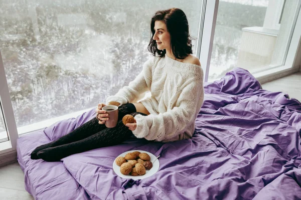 Jeune Femme Brune Boire Thé Café Manger Des Biscuits Tout — Photo