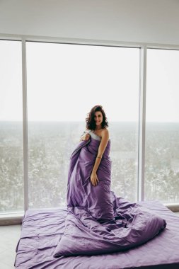 Pencerenin yanındaki uyanma genç esmer kadın 