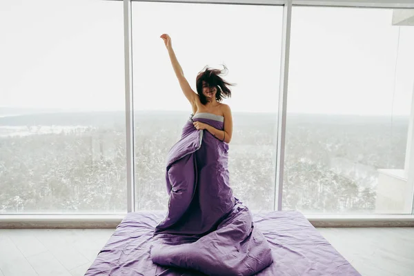 Joven Morena Despertando Junto Ventana — Foto de Stock