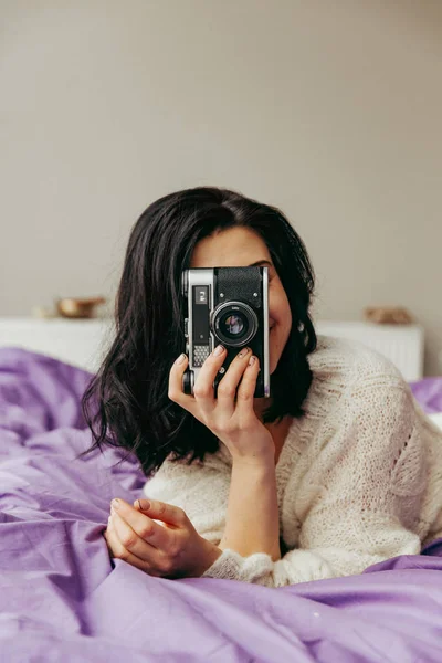 Jeune Femme Brune Avec Caméra Rétro — Photo