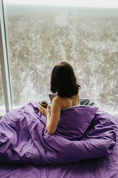 Joven Morena Bebiendo Por Mañana Mientras Está Sentada Cerca Ventana — Foto de Stock