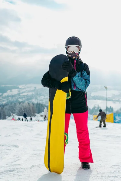 Mujer Feliz Snowboarder Estación Esquí —  Fotos de Stock