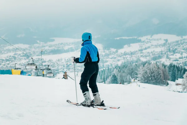 Esquiador Esquiando Cuesta Abajo Las Altas Montañas —  Fotos de Stock