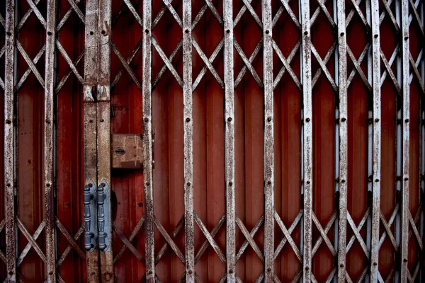 Estiramento Porta Aço Velho Com Blinder Vermelho — Fotografia de Stock