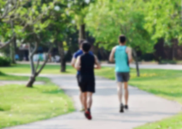 geri insanlar 3 adam sabah kamu parkta şeritte çalışan bakın. Bulanık bu resim ile uyarlanmıştır.