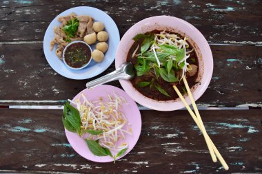 Thai noodle-domuz eti ve et topu ile Kalınlaşmak çorba, sebze ve fasulye Spout ile üst. Yemek içinde sos ile dilimlenmiş sikiyor ve domuz topları vardır ki sote kase yanında.